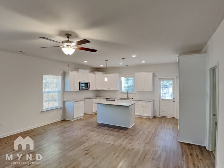 Building Photo - 203 S Skyland Dr