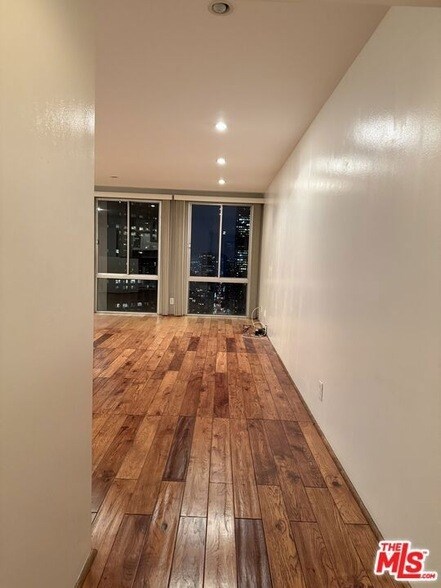 Building Photo - 800 W 1st St