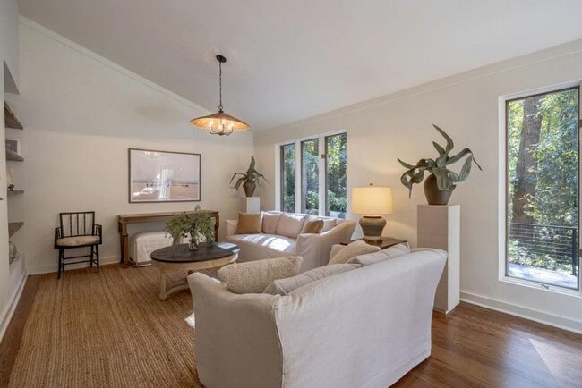 Building Photo - 922 Barton Woods Rd NE