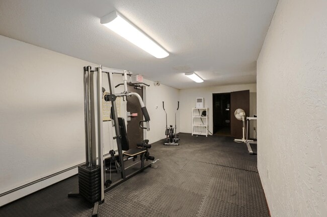 Building Photo - 19 Country Club Dr