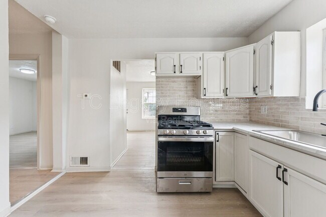Building Photo - 415 Simpson Ave
