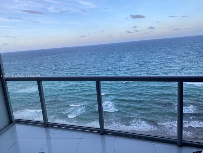 Primary Photo - 17121 Collins Ave