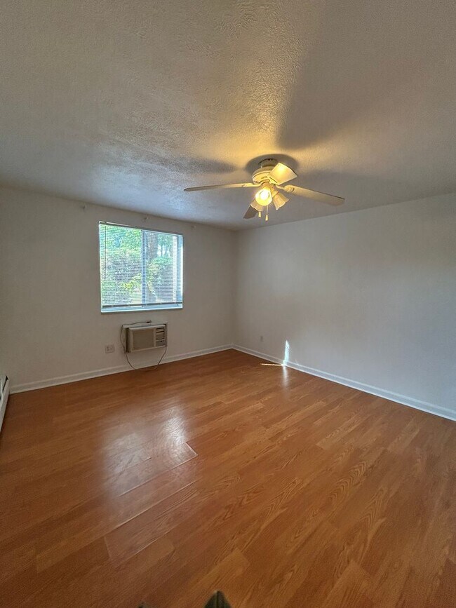 Building Photo - Ground Floor 1 BR/1 BA in Secured Bldg!