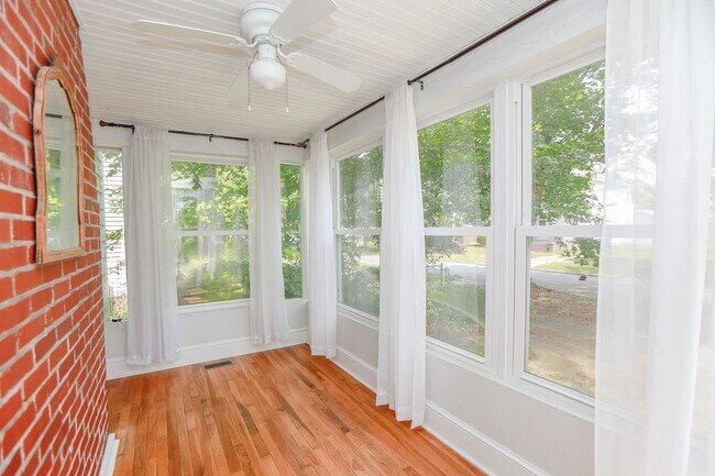 Building Photo - Stunning home rental in Portsmouth!