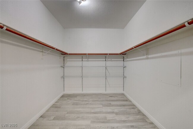 Building Photo - 8125 Chestnut Hollow Ave