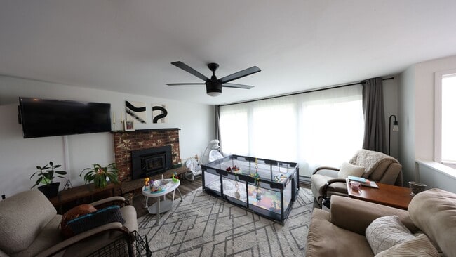 Building Photo - 3 Bed 2 Bath - A/C - Large Backyard - Dog Friendly - NAS Whidbey