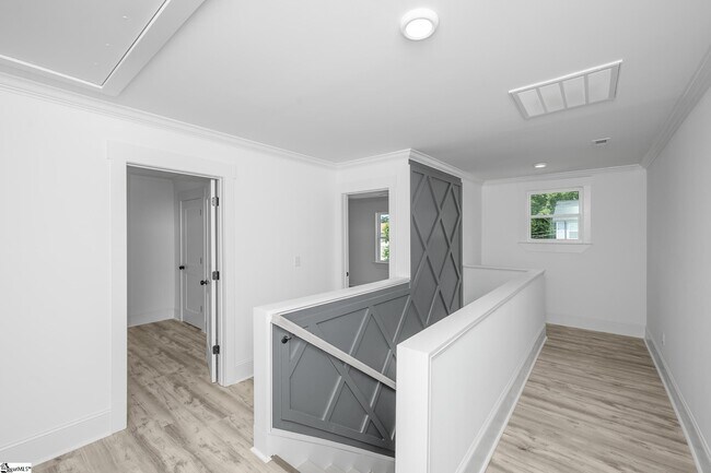 Building Photo - 305 Valley St