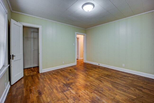 Building Photo - Freshly Updated 3 Bedroom House