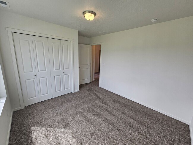 Building Photo - Beautifully Home in the Valley