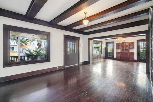 Building Photo - 1044 Manzanita St