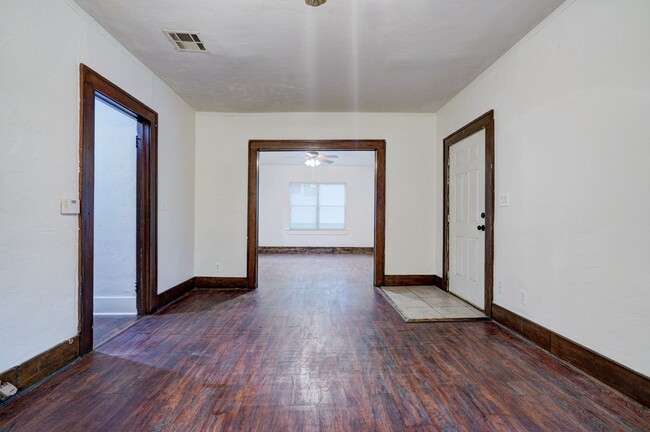 Building Photo - 1328 NE 8th St