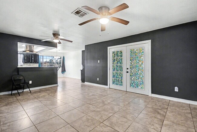 Building Photo - 5001 Glenhaven Dr