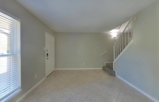 Building Photo - Chic & Comfortable 3-Bedroom Property Ready to Move In