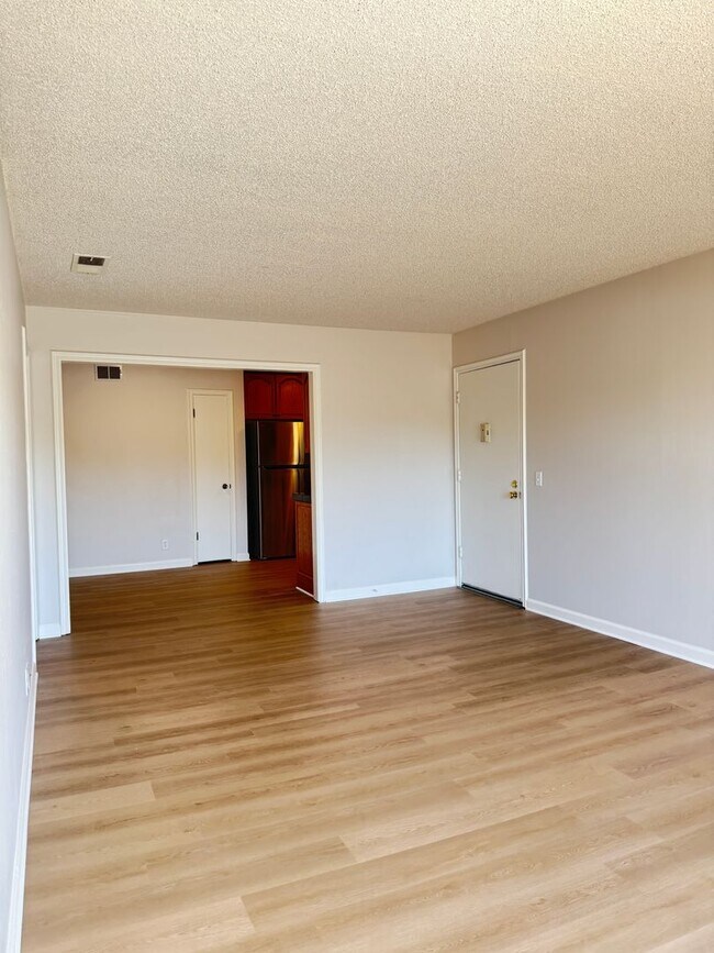 Building Photo - Welcome to this updated 3 bedroom condo with laminate vinyl plank flooring
