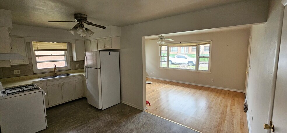 Building Photo - 5841 Garrett Ln