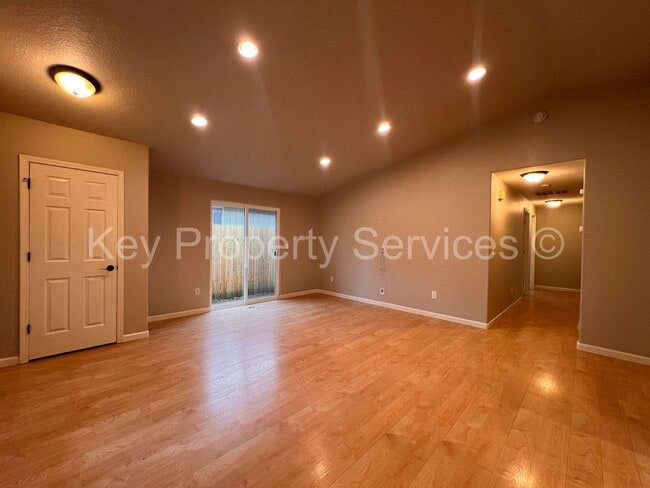 Building Photo - Charming Home in Quiet Image Neighborhood