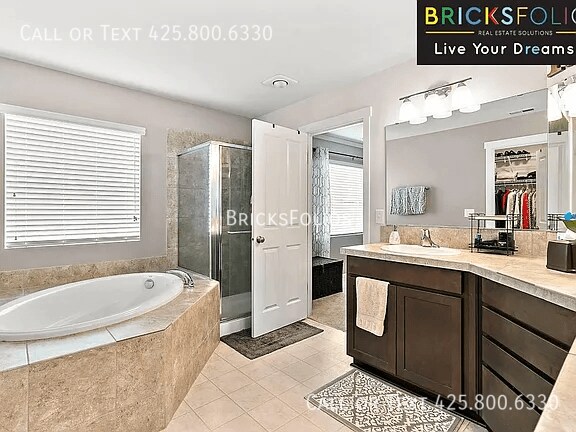 Building Photo - Modern Comfort Awaits You in This Puyallup...
