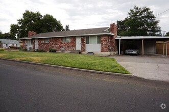 Building Photo - L936