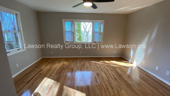 Building Photo - Lovely 4 Bedroom 3 Bath Home in South Roanoke