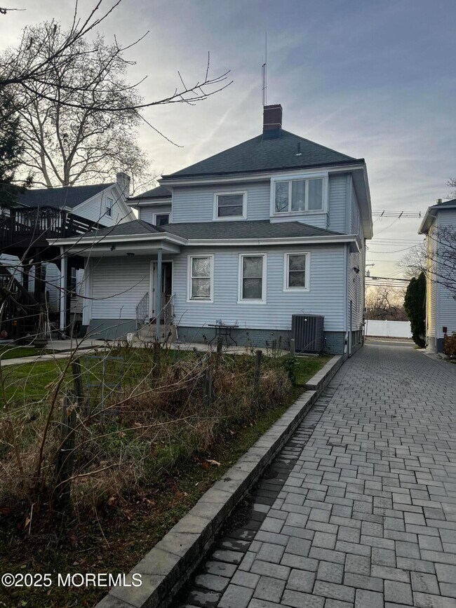 Building Photo - 103 Main St