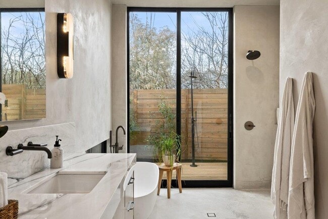 Building Photo - 910 W Johanna St