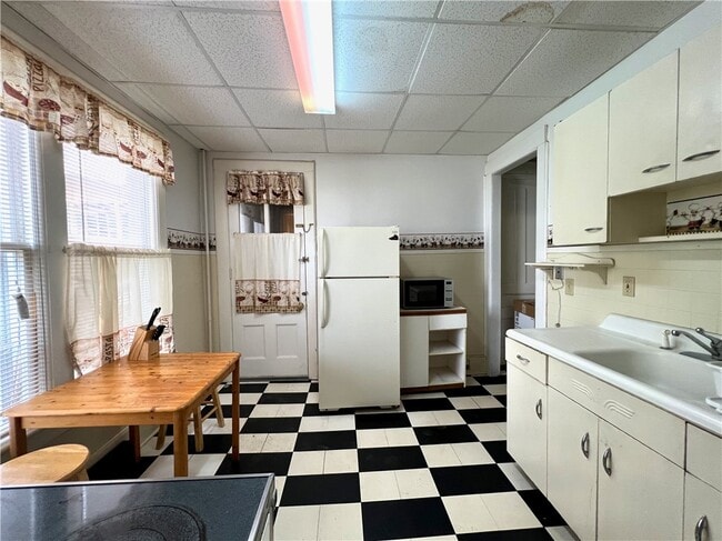 Building Photo - 49 Spruce St