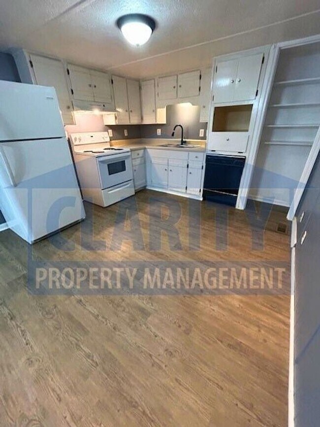 Building Photo - Spacious 3 bedroom, 2 bath home