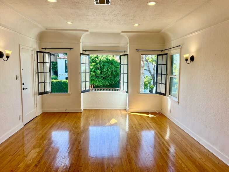 Building Photo - 1106.5 S Doheny Dr