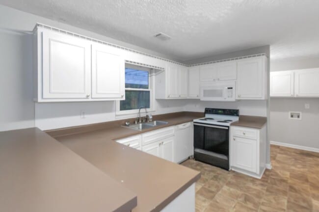 Building Photo - Coming Soon....Gorgeous 3bedroom 2bath in Stockbridge, GA!