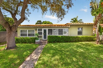 Building Photo - 423 SW 11th Ct