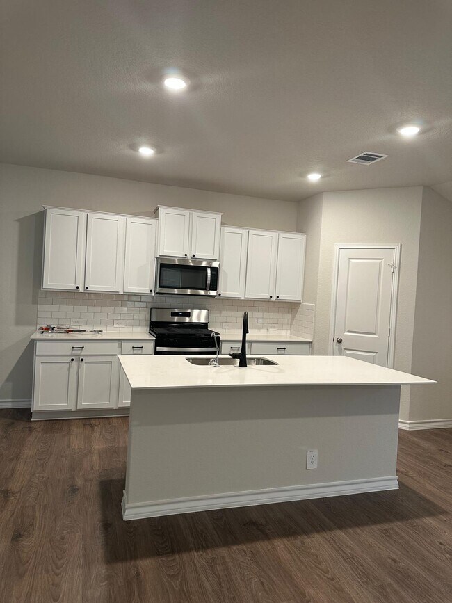Building Photo - 21150 Boulder Flts