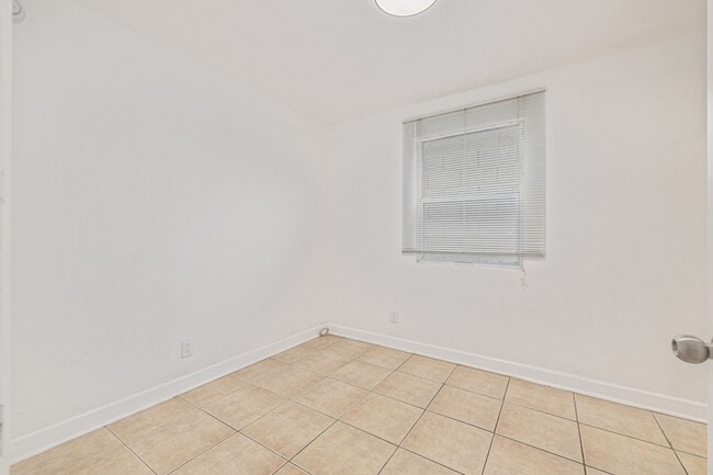 Building Photo - 4516 N 8th Pl