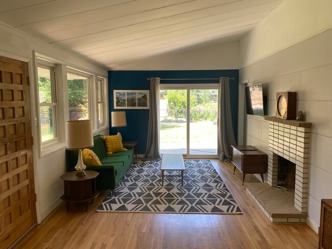 Building Photo - 3065 N Glencoe St