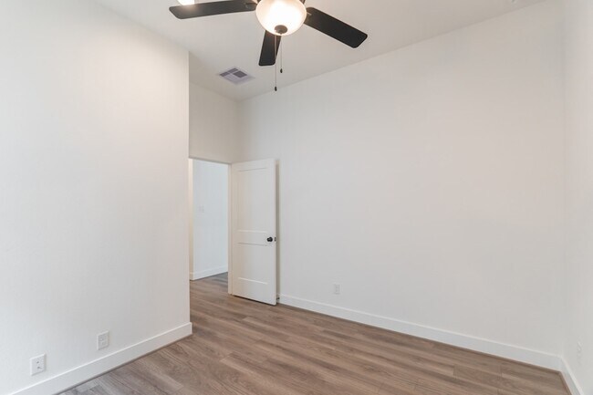 Building Photo - 10726 Pine Pink