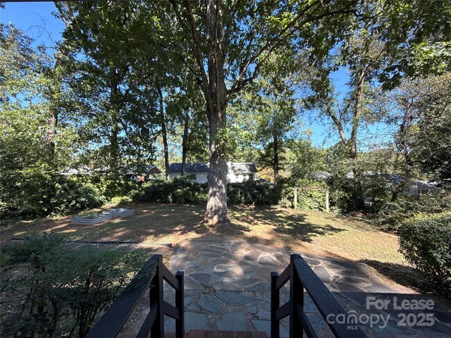 Building Photo - 2209 Stonewood Dr