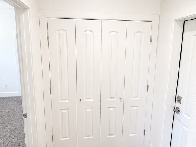 Building Photo - 3BR Home w/ 2-Car Garage, Tall ceilings & Upgraded Chef's Kitchen
