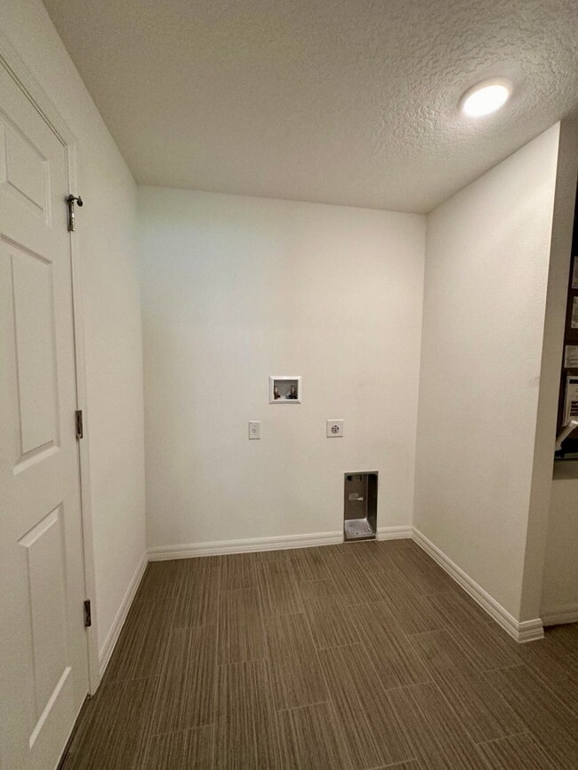 Building Photo - Large Family Home