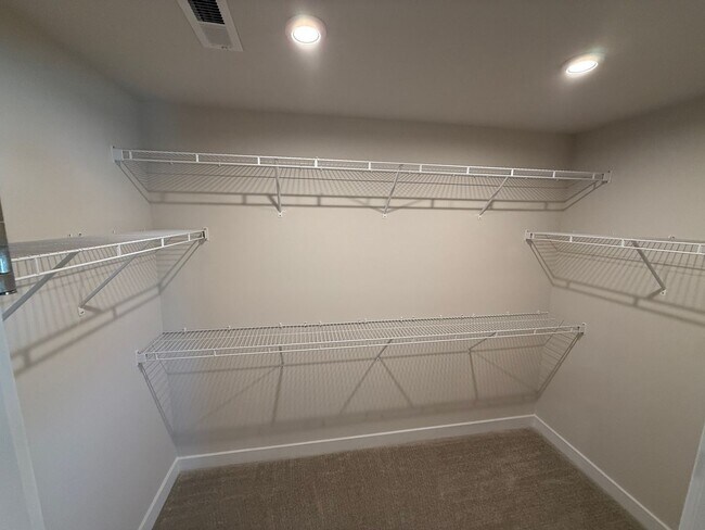 Building Photo - Never loved in Model Homes