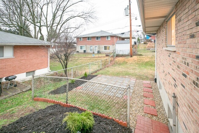 Building Photo - 10235 Jeffleigh Ln