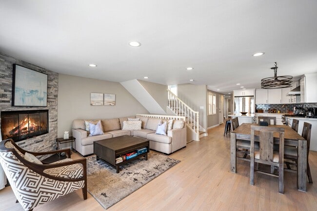 Building Photo - 5 Bedroom + 4 Bathroom Home  | Ocean Opulence | Furnished Monthly Rental