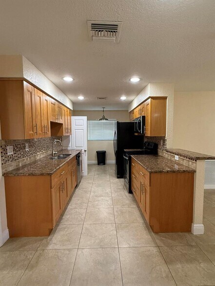 Building Photo - 7302 NW 57th Ct