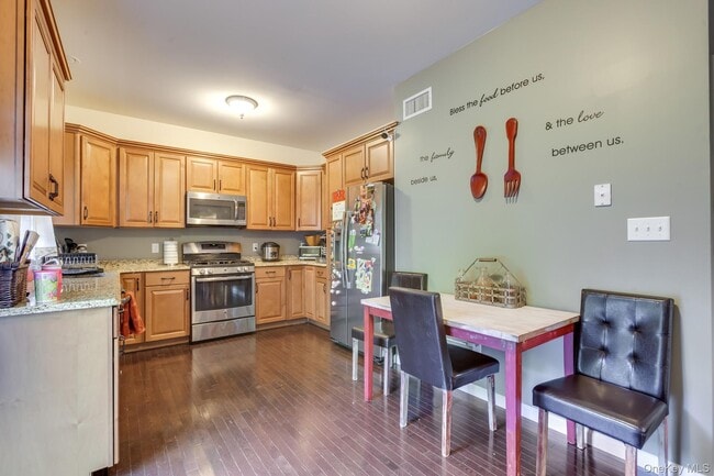 Building Photo - 16 Primrose Ln