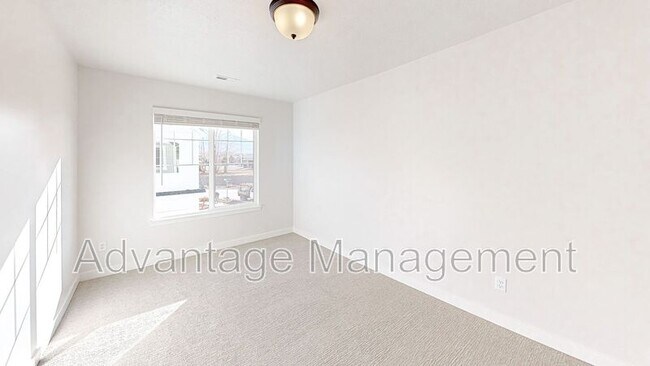 Building Photo - 318 W 2280 S