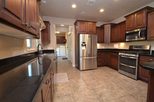 Building Photo - Stunning 6 bedroom 3 bathroom home in Daybreak South Jordan!!!