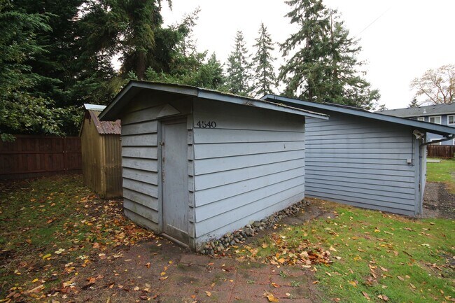 Building Photo - Spacious 3 bedroom, 2 bath home in Northea...