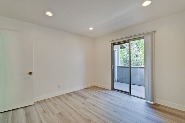 Building Photo - 2 bed 2 bath condo