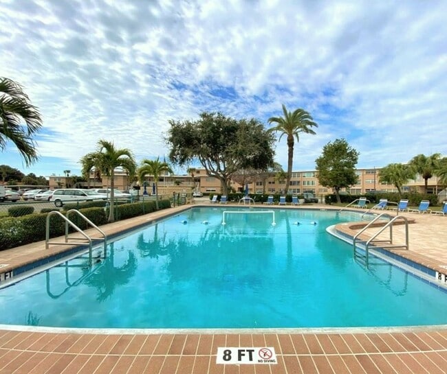 Building Photo - 2 Bedroom 2 Bath St. Pete Beach Condo!