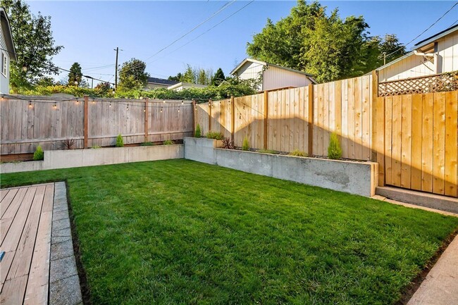 Building Photo - Updated 3 bed, 2 bath home in Greenwood