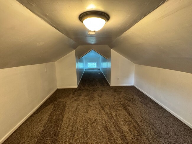 Building Photo - 3 bed 1 bath Rock Island Home!