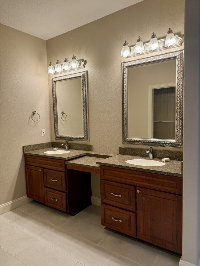 Building Photo - 421 Amberland Ln